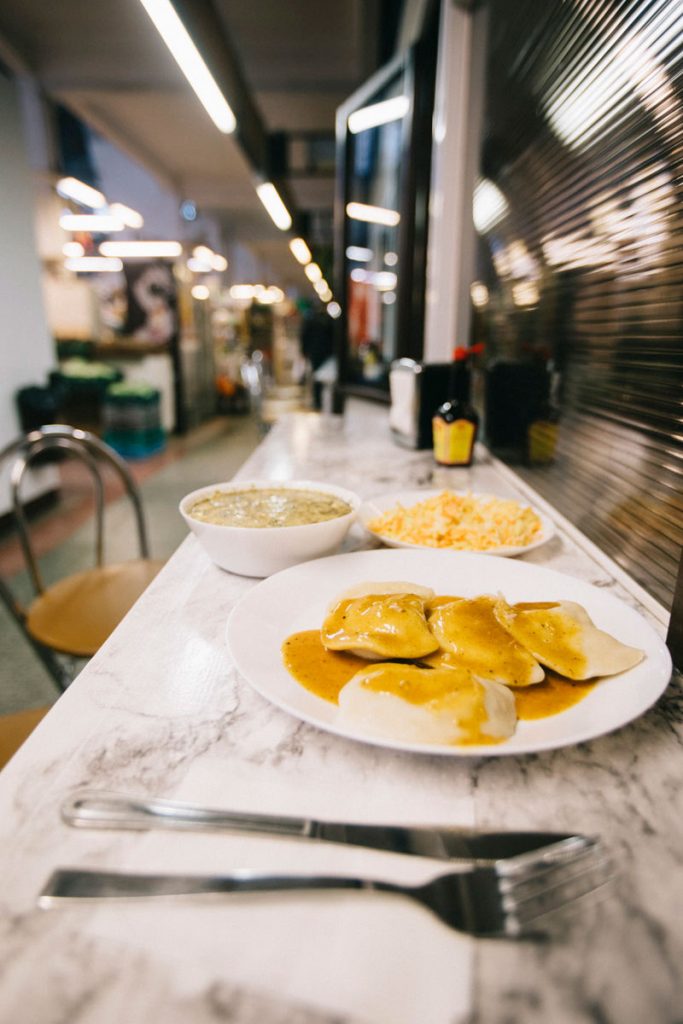 manger des Pierogies au milk bar de la Hala Targowa de Wroclaw
