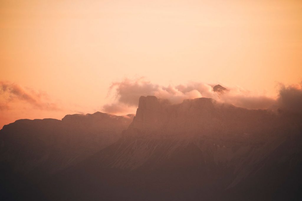 Coucher de soleil sur les hauts plateau du Vercors depuis les Écrins. crédit photo : Clara Ferrand - blog Wildroad