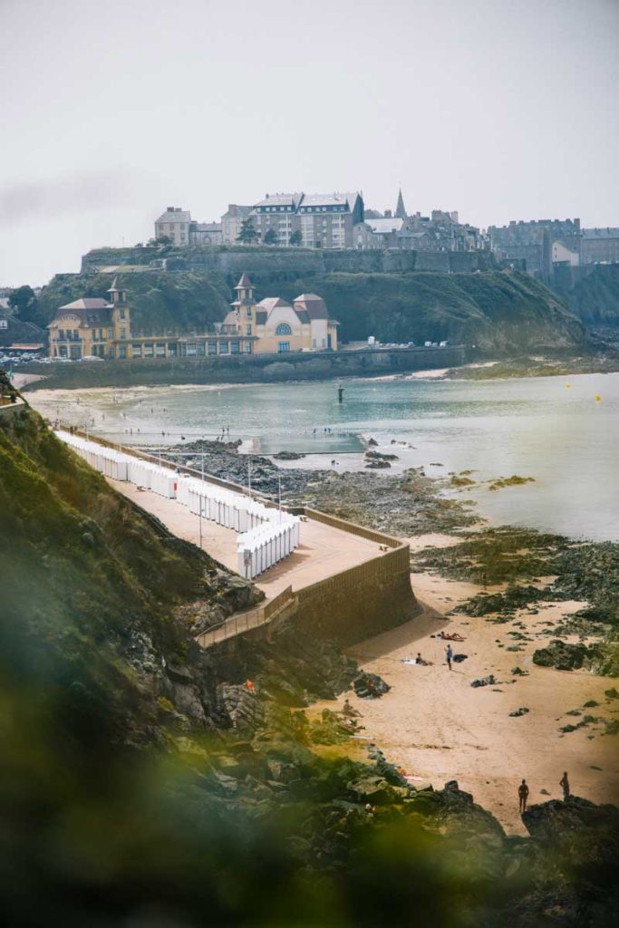 la plage du plat Gousset dans la station balnéaire de Granville.crédit photo : Clara Ferrand - blog Wildroad 