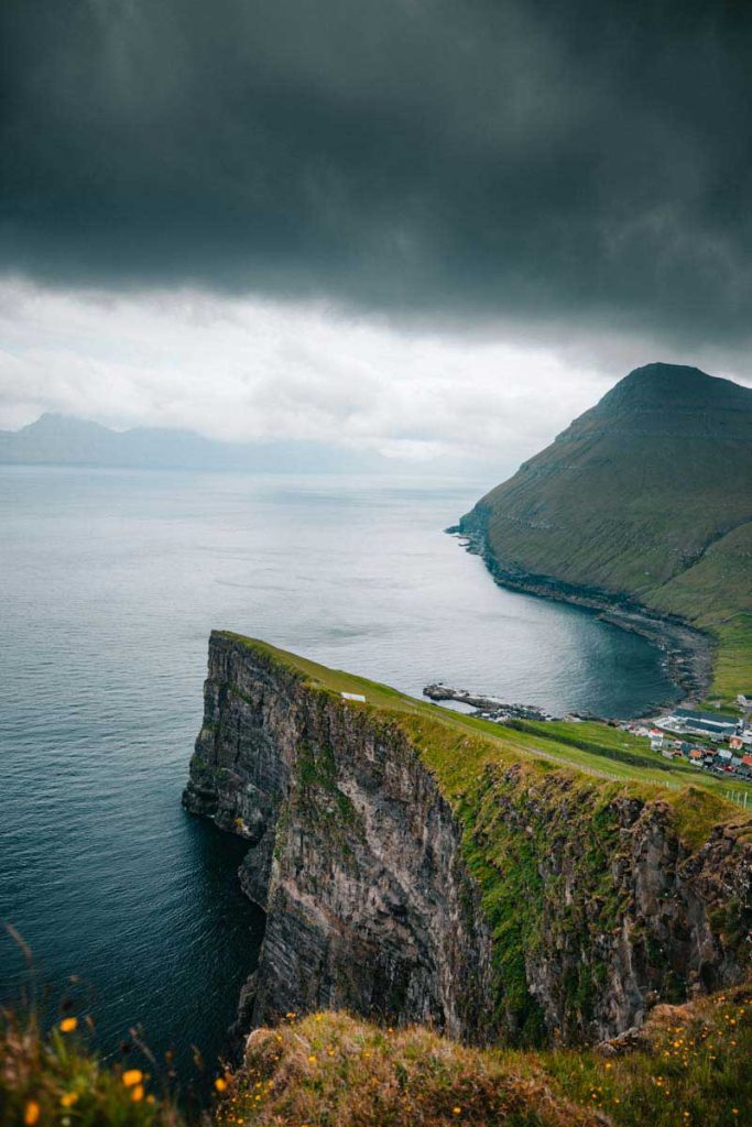 Randonnee sur l'île d'Eysturoy dans le fjord de Gjogv. credit photo : Clara Ferrand - blog Wildroad