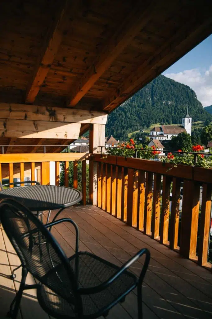 La terrasse hôtel Cailler de Charmey. crédit photo : Clara Ferrand - blog Wildroad
