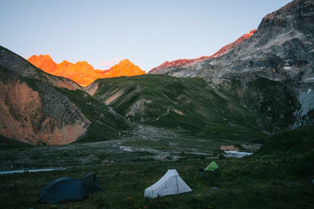 bivouac au coucher de soleil en Vanoise. Crédit photo : Clara Ferrand - blog Wildroad 