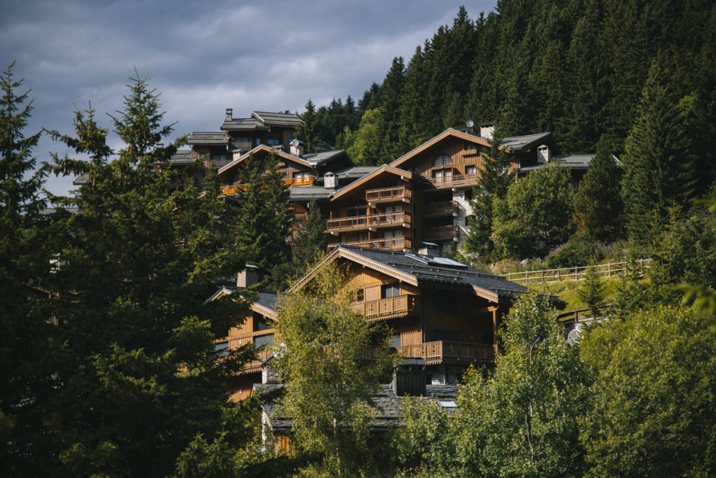 Les chalets de  village de Méribel en été. Crédit photo : Clara Ferrand - blog Wildroad 