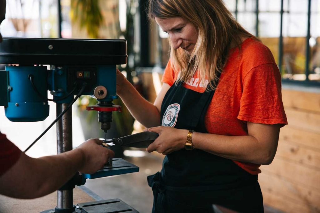 Fabriquer son couteau à Thiers à la coutellerie Robert David. Crédit photo : Clara Ferrand - blog Wildroad