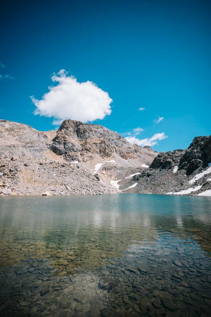 Les lacs des monts Coua en randonnée avec un guide. Crédit photo : Clara Ferrand - blog Wildroad 