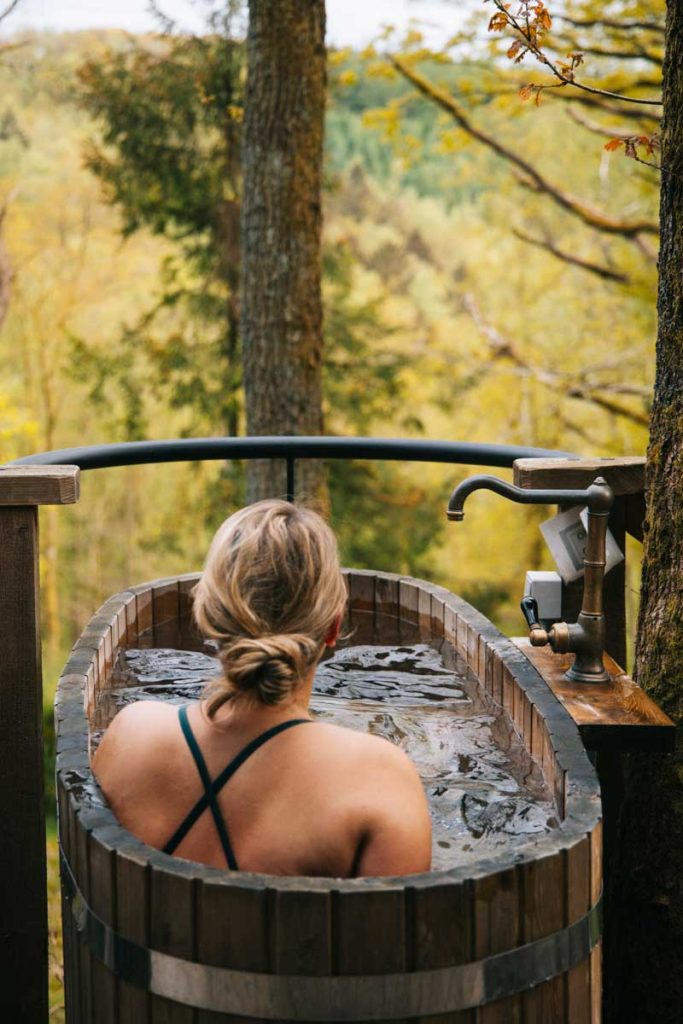 Les cabanes des Dolimarts dans la vallée de la Semois. crédit photo : Clara Ferrand - Wildroad 