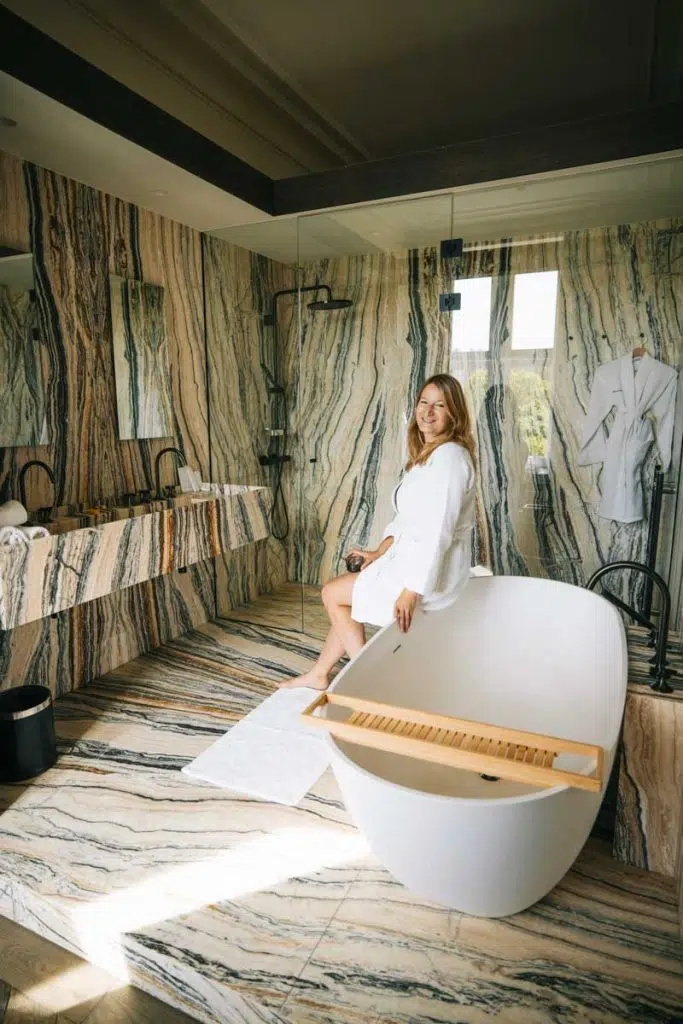 La salle de bain en marbre d'une des suites du chateau de Mirwart. crédit photo : Clara Ferrand - Wildroad