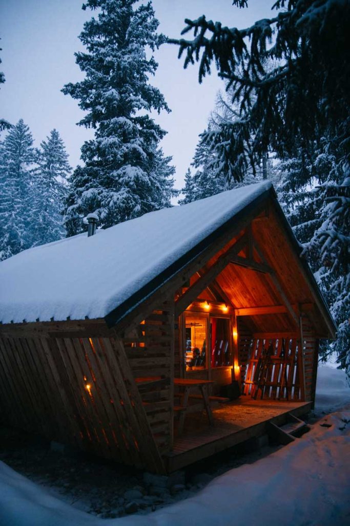 Ambiance hivernale au camping Huttopia avec ses chalets d'hiver. Crédit photo : Clara Ferrand - blog Wildroad