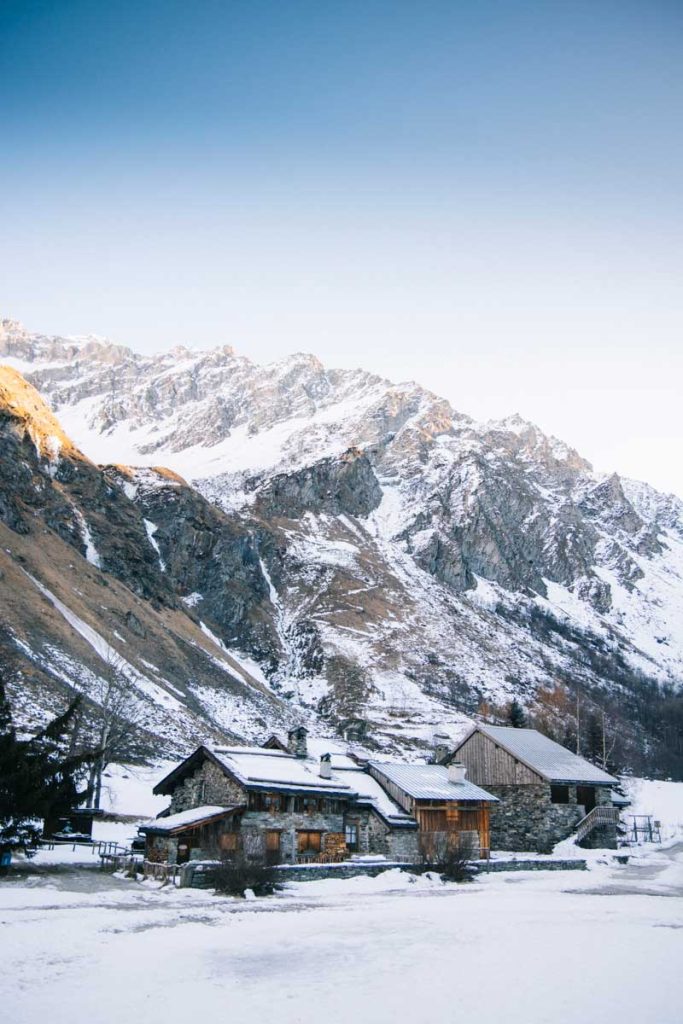 Le village du Laisonnay d'en bas et les sommets de la Vanoise. Crédit photo : Clara Ferrand - blog Wildroad