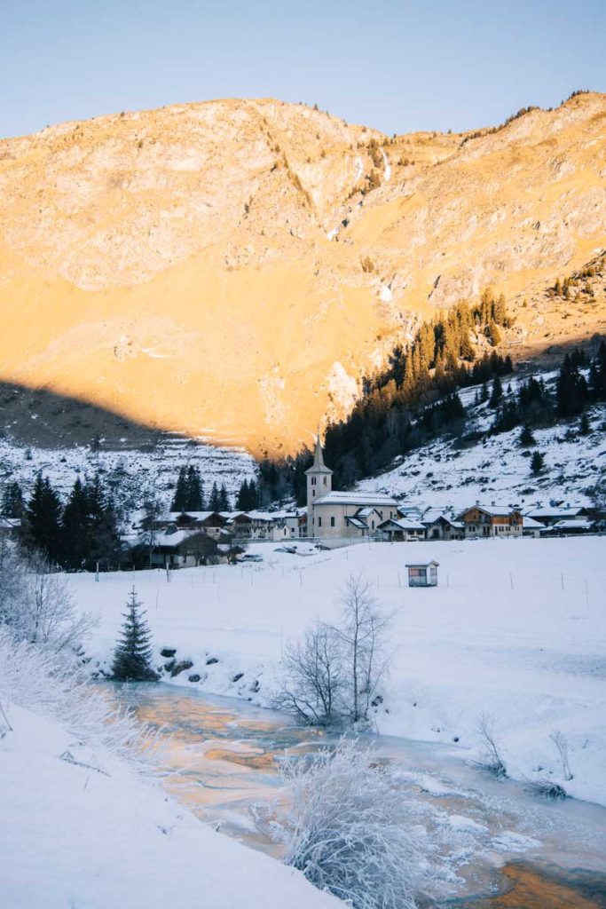Le hameau du bois depuis un itinéraire de randonnée raquette. Crédit photo : Clara Ferrand - blog Wildroad