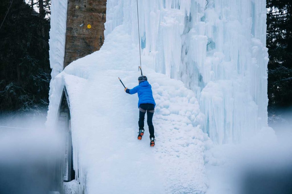 Initiation à l'escalade de glace à Champagny-le-haut. Crédit photo : Clara Ferrand - blog Wildroad