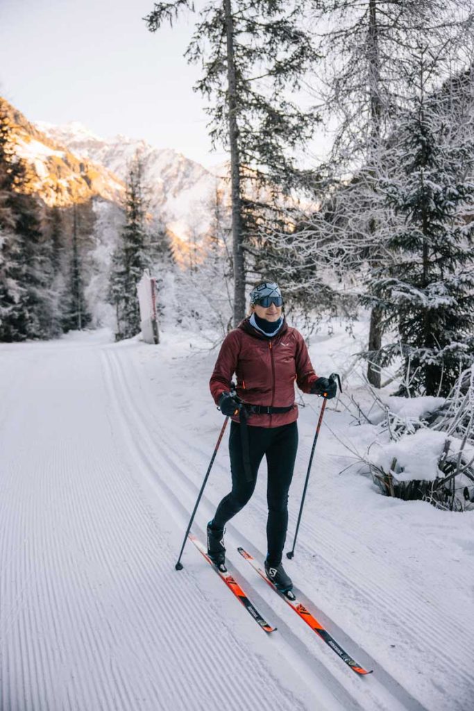 Faire du ski de fond alternatif sur les pistes du domaine nordique de Champagny. Crédit photo : Clara Ferrand - blog Wildroad