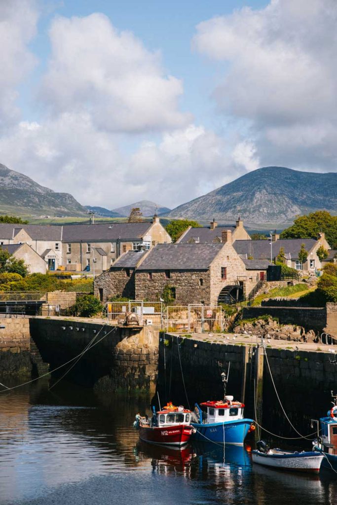 Le port traditionnel d'Annalong au pied des Mourne Mountains. crédit photo : Clara Ferrand - blog Wildroad 