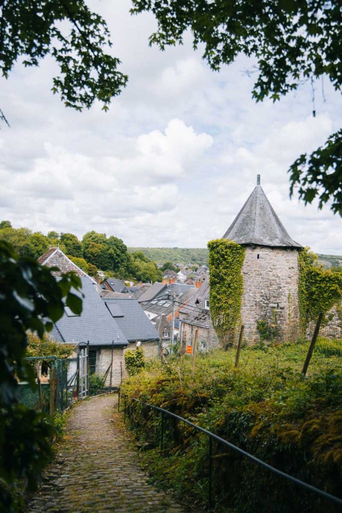 balade dans le village de Nismes dans le Parc national de l'Entre-Sambre-et-Meuse. Crédit photo : Clara FERRAND - blog Wildroad