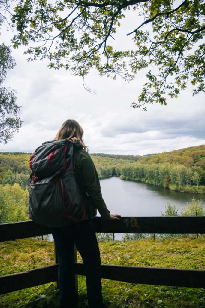 Vue sur le lac de Ry de Rom en Wallonie. Crédit photo : Clara FERRAND - blog Wildroad