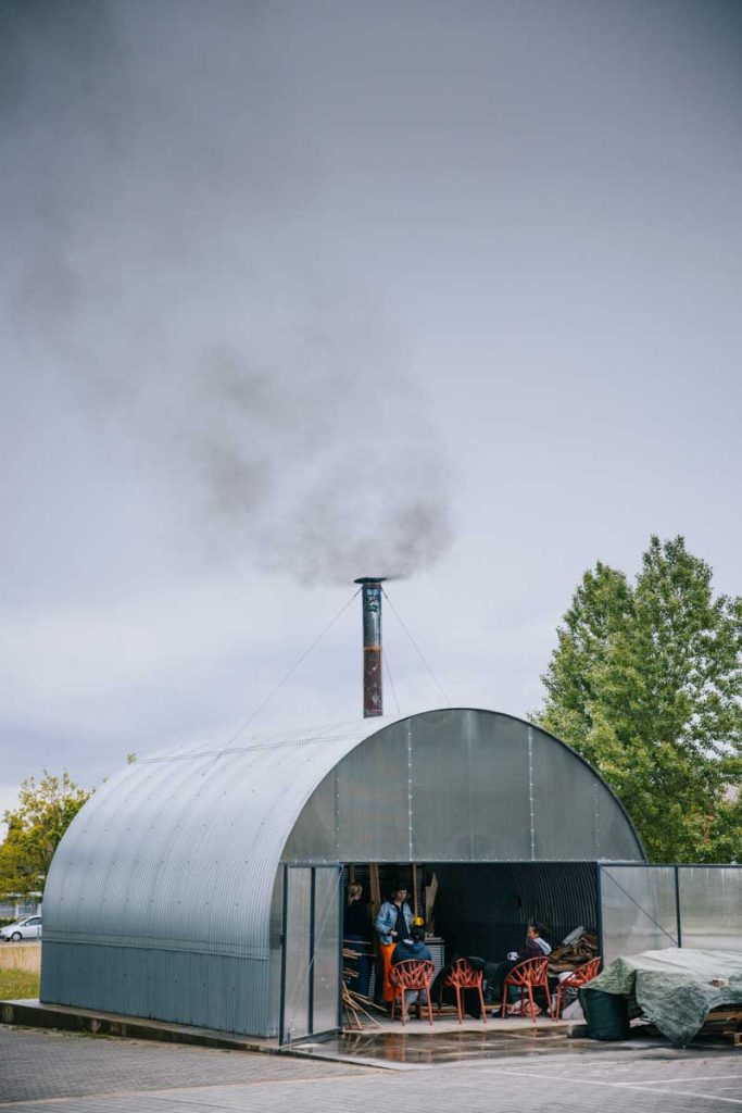 Une cuisson feu de bois dans le four Girel3e. crédit photo : Clara FERRAND - blog Wildroad 