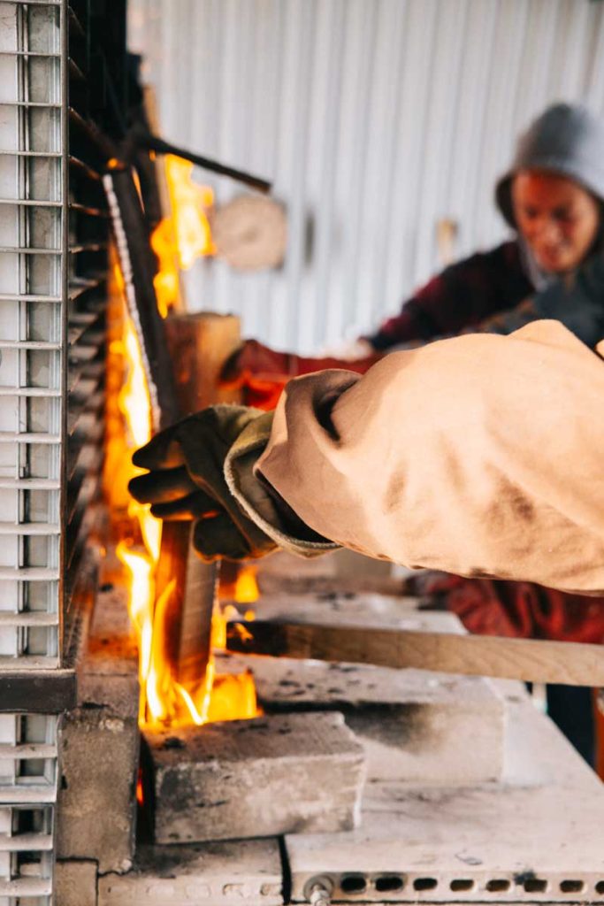 La cuisson au four girel 3e  à Keramis en Belgique. crédit photo : Clara FERRAND - blog Wildroad 