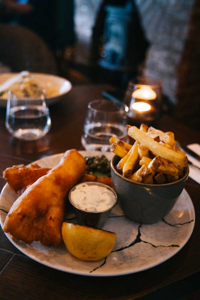 Manger un fish and chips dans un restaurant sur le port d'Howth. Crédit photo : Clara Ferrand - blog Wildroad
