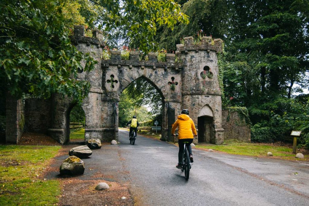 Barbican gate à l'entrée de Tollymore Forest Park. crédit photo : Clara Ferrand - blog Wildroad 