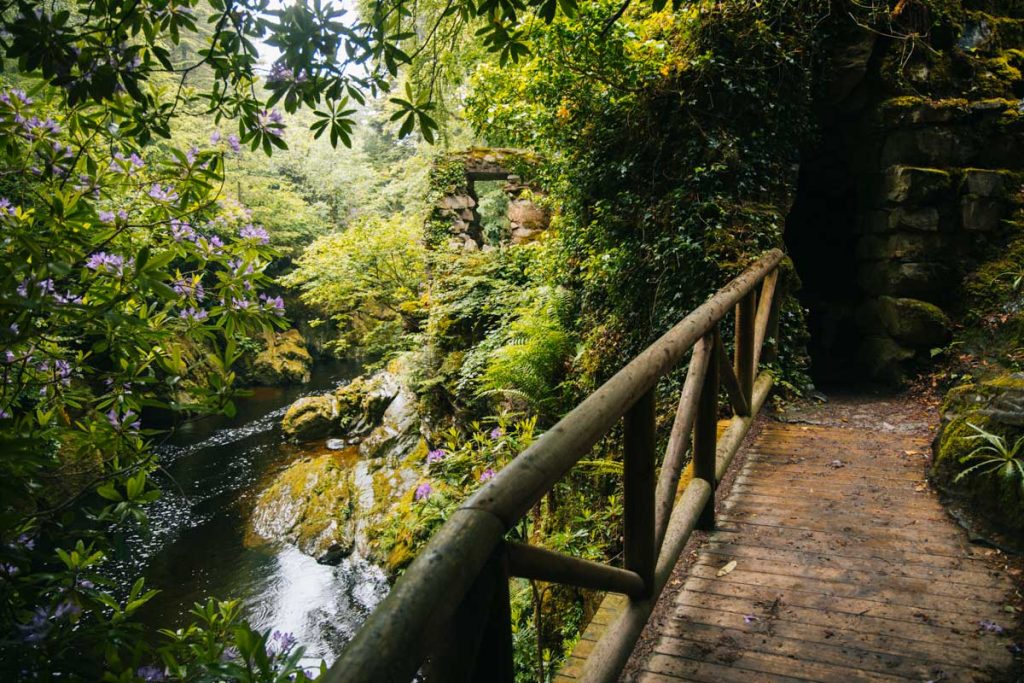 La balade de l'Hermitage pendant la randonnée le long de la shimna river à Tollymore. crédit photo : Clara Ferrand - blog Wildroad 