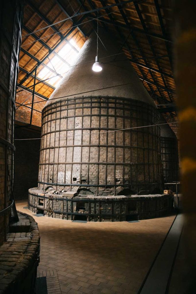 Les fours bouteilles classés à l'UNESCO dans la faïencerie Boch. crédit photo : Clara FERRAND - blog Wildroad 