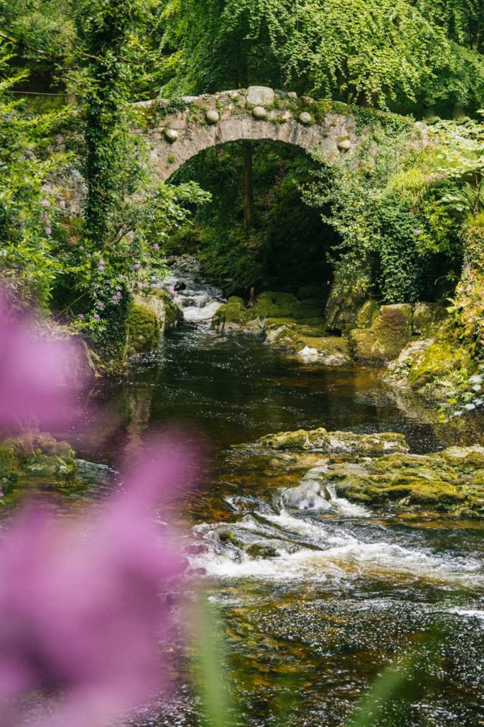 Le pont Foley en pierre, incontournable de Tollymore forest park. crédit photo : Clara Ferrand - blog Wildroad 