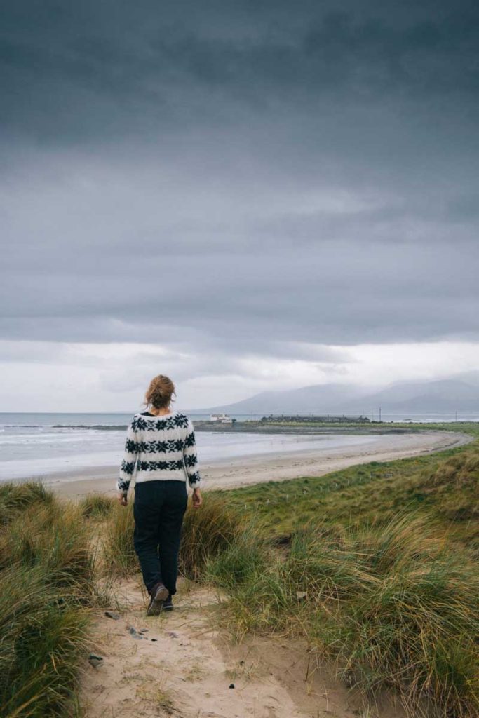 La plage de Rossglass et sa vue sur les Mourne Mountains en Irlande du Nord. crédit photo : Clara Ferrand - blog Wildroad 