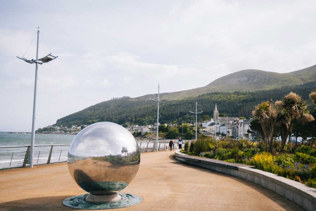 La balade du bord de mer de Newcastle avec Slieve Donard en fond. crédit photo : Clara Ferrand - blog Wildroad