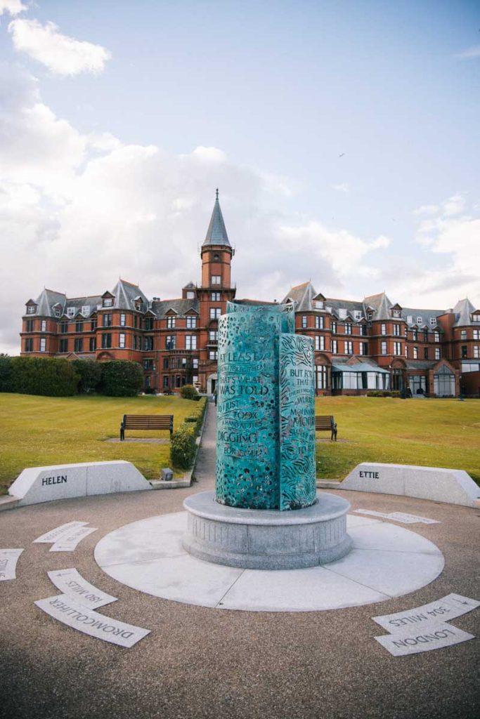 Newcastle et l'hôtel Slieve Donard dans les Lourne. crédit photo : Clara Ferrand - blog Wildroad