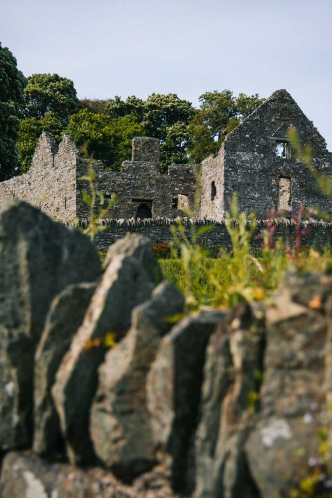 Les ruines château de Dundrum dans la région des Mourne. crédit photo : Clara Ferrand - blog Wildroad 