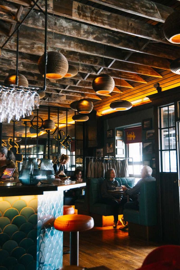 the west pier, une bonne adresse de restaurant sur le port de Howth. Crédit photo : Clara Ferrand - blog Wildroad